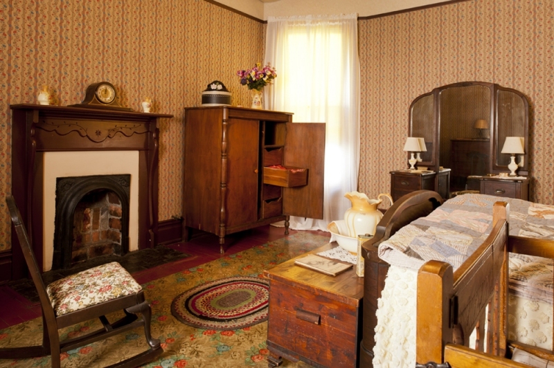 c50-bedroom-w-Chifarobe